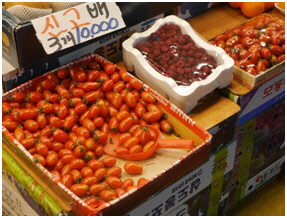 농산물매장에서 신선한 과일을 취급하는 과일매장. 한국간편결제진흥원 제공